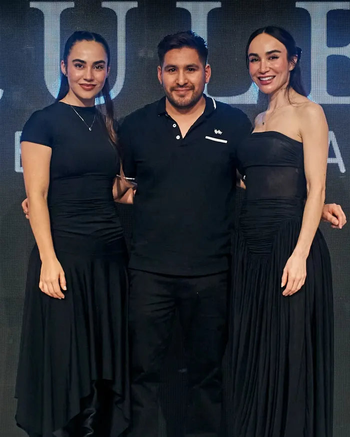 Jeiner Cieza junto a las hermanas Brulée en un evento