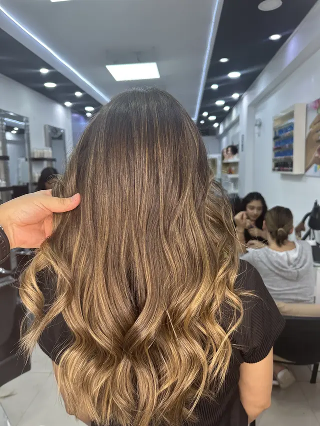 Balayage caramelo con puntas claras