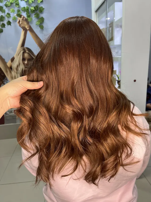 Cobre intenso en pelo largo con ondas