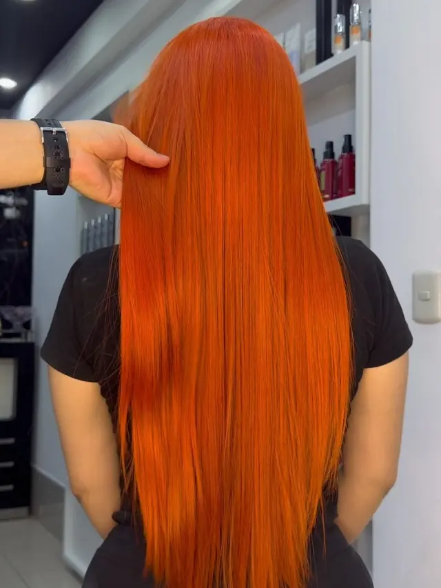 Cobrizo mandarina en pelo largo y lacio