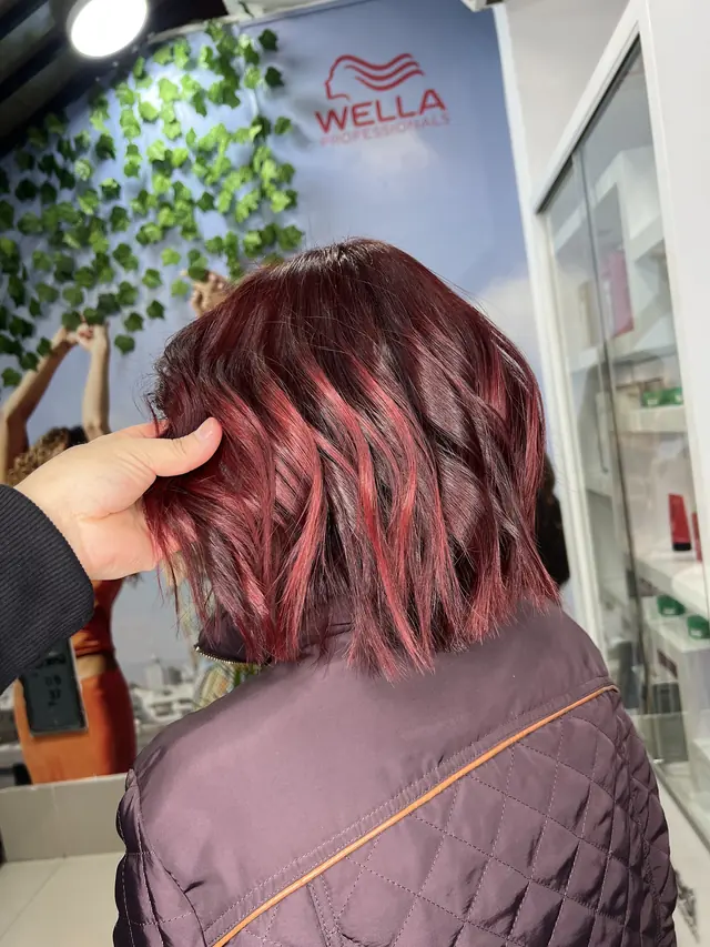 Melena corta con mechas rojizas