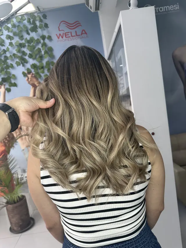 Rubio ceniza en ondas con raíz oscura