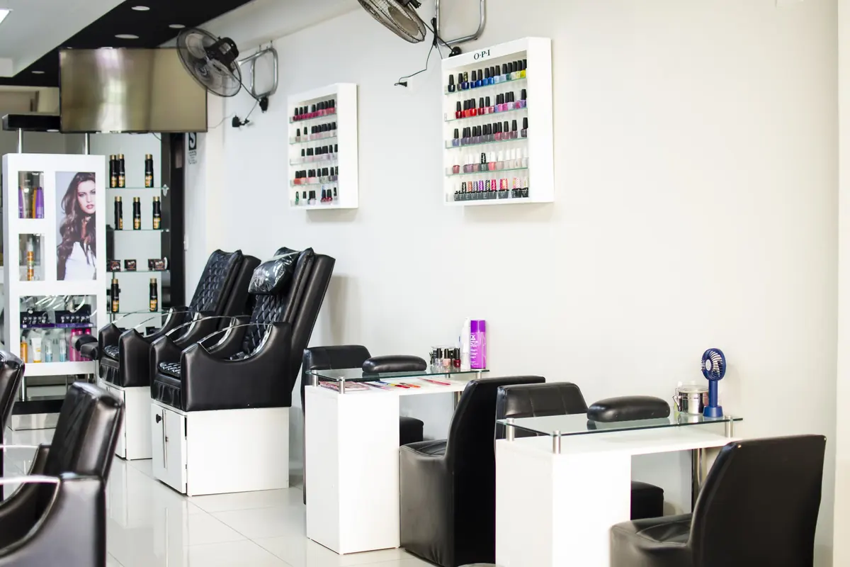 Zona de uñas y sillones de pedicure del salón